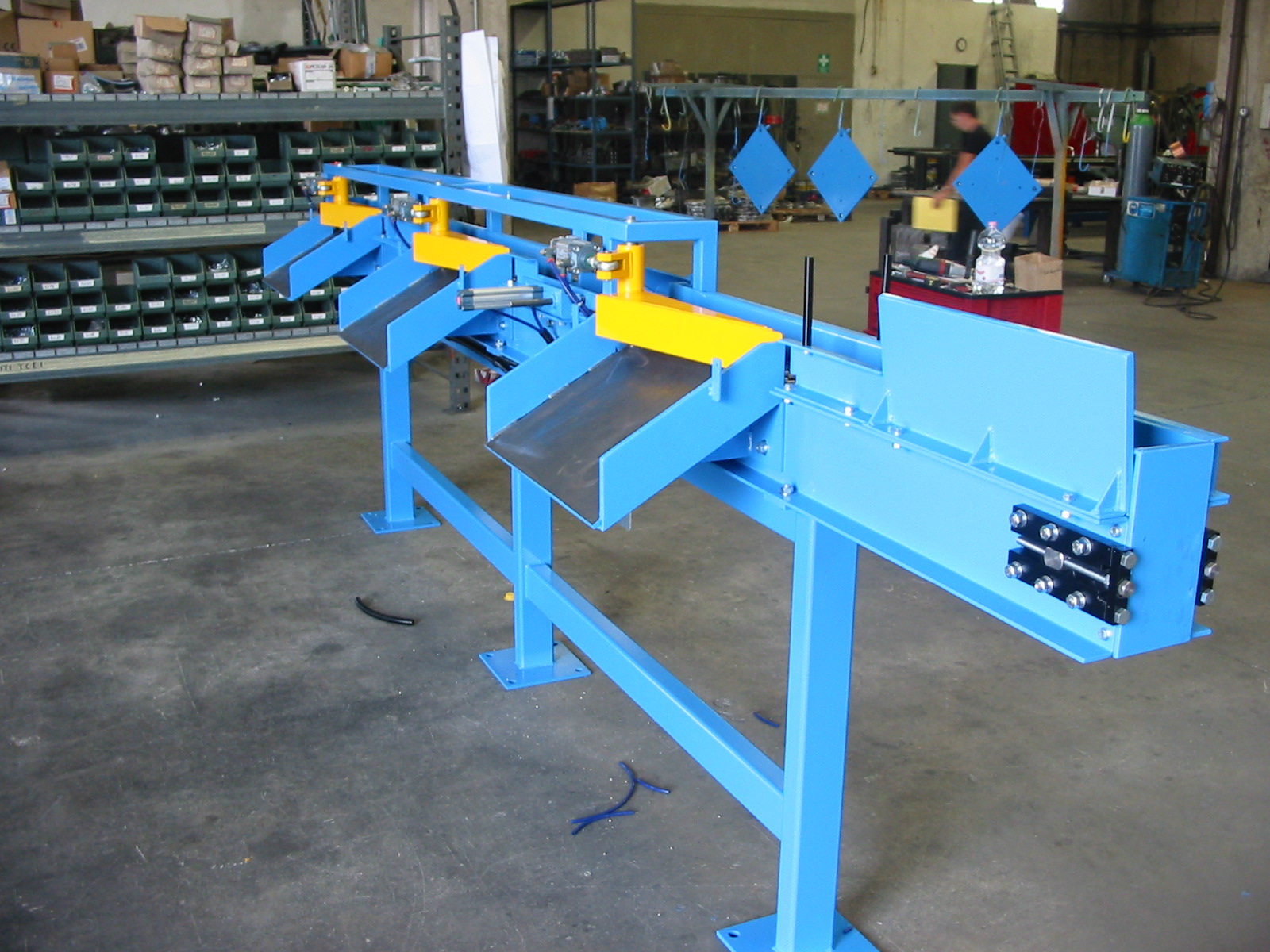 Chain conveyor with separated unloaders